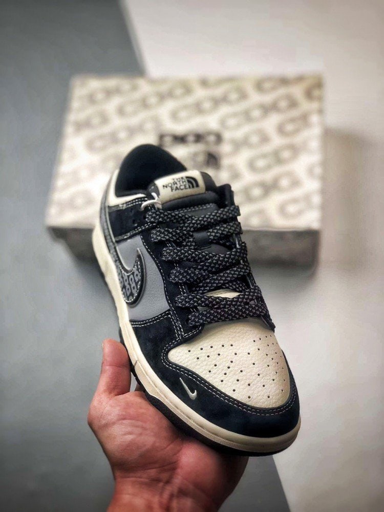 【AT3276】CDG x The North Face x Nike Dunk Lowのコラボレーションスニーカー、Nike Dunk Low Retro。CDGのプリントとThe North Faceのロゴが施されたローカットスポーツシューズ。
