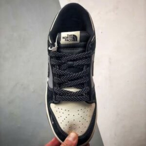 【AT3276】CDG x The North Face x Nike Dunk Lowのコラボレーションスニーカー、Nike Dunk Low Retro。CDGのプリントとThe North Faceのロゴが施されたローカットスポーツシューズ。