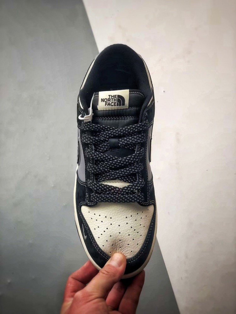 【AT3276】CDG x The North Face x Nike Dunk Lowのコラボレーションスニーカー、Nike Dunk Low Retro。CDGのプリントとThe North Faceのロゴが施されたローカットスポーツシューズ。