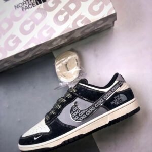 【AT3276】CDG x The North Face x Nike Dunk Lowのコラボレーションスニーカー、Nike Dunk Low Retro。CDGのプリントとThe North Faceのロゴが施されたローカットスポーツシューズ。