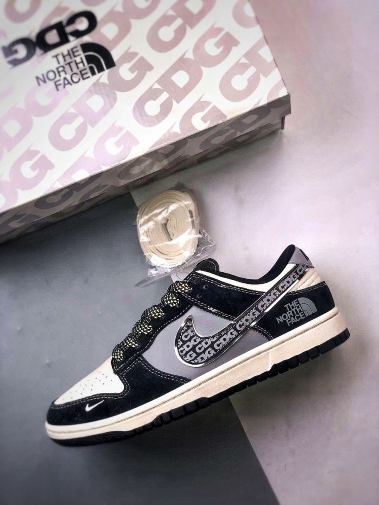 【AT3276】CDG x The North Face x Nike Dunk Lowのコラボレーションスニーカー、Nike Dunk Low Retro。CDGのプリントとThe North Faceのロゴが施されたローカットスポーツシューズ。