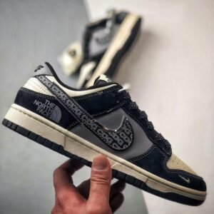 【AT3276】CDG x The North Face x Nike Dunk Lowのコラボレーションスニーカー、Nike Dunk Low Retro。CDGのプリントとThe North Faceのロゴが施されたローカットスポーツシューズ。