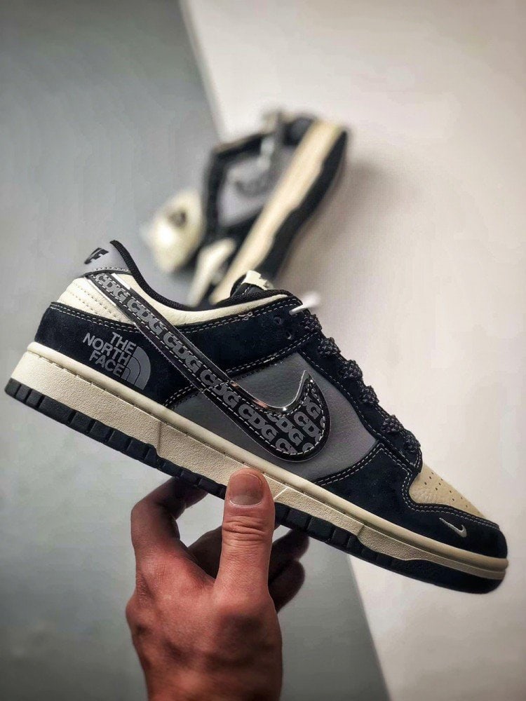 【AT3276】CDG x The North Face x Nike Dunk Lowのコラボレーションスニーカー、Nike Dunk Low Retro。CDGのプリントとThe North Faceのロゴが施されたローカットスポーツシューズ。