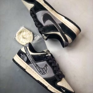 【AT3276】CDG x The North Face x Nike Dunk Lowのコラボレーションスニーカー、Nike Dunk Low Retro。CDGのプリントとThe North Faceのロゴが施されたローカットスポーツシューズ。