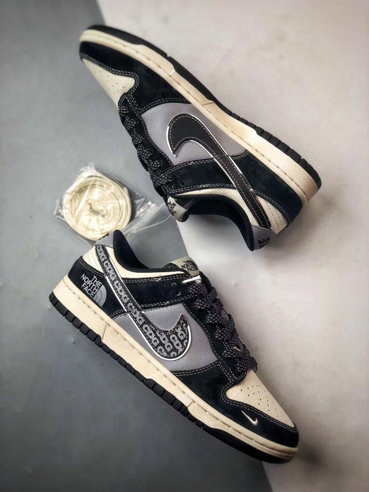 【AT3276】CDG x The North Face x Nike Dunk Lowのコラボレーションスニーカー、Nike Dunk Low Retro。CDGのプリントとThe North Faceのロゴが施されたローカットスポーツシューズ。