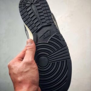 【AT3276】CDG x The North Face x Nike Dunk Lowのコラボレーションスニーカー、Nike Dunk Low Retro。CDGのプリントとThe North Faceのロゴが施されたローカットスポーツシューズ。