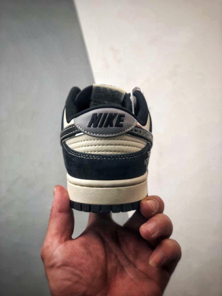 【AT3276】CDG x The North Face x Nike Dunk Lowのコラボレーションスニーカー、Nike Dunk Low Retro。CDGのプリントとThe North Faceのロゴが施されたローカットスポーツシューズ。