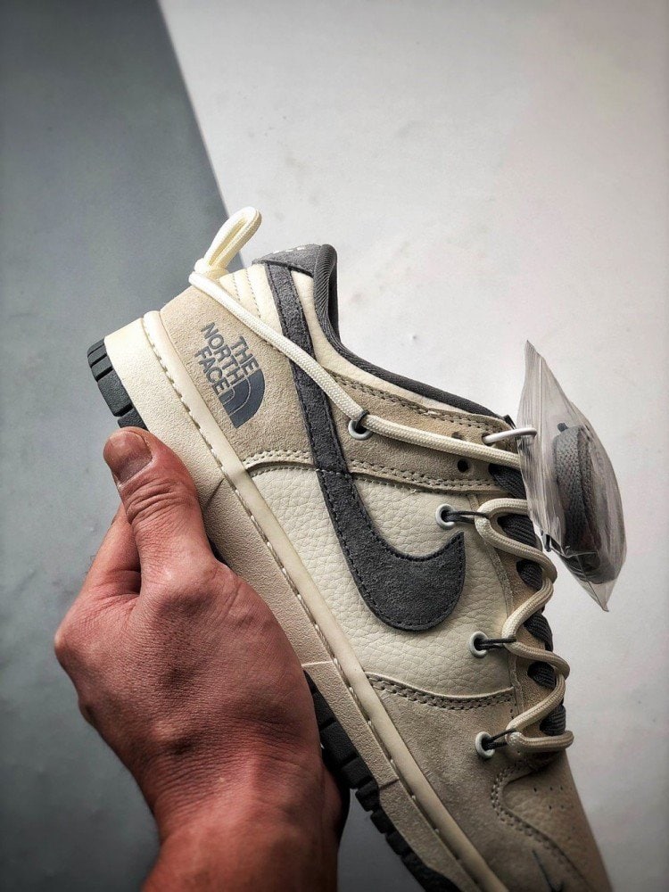 【AT3279】The North Face x Nike ノースフェイス×ナイキ　ナイキダンクローレトロ　ノースフェイスのグレーウィートデコンストラクティブストラップ　ローカットカジュアルスポーツシューズ