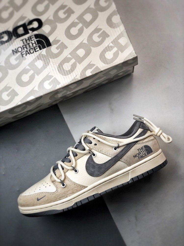 【AT3279】The North Face x Nike ノースフェイス×ナイキ　ナイキダンクローレトロ　ノースフェイスのグレーウィートデコンストラクティブストラップ　ローカットカジュアルスポーツシューズ