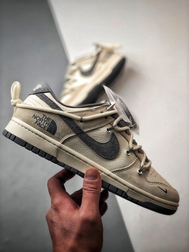 【AT3279】The North Face x Nike ノースフェイス×ナイキ　ナイキダンクローレトロ　ノースフェイスのグレーウィートデコンストラクティブストラップ　ローカットカジュアルスポーツシューズ