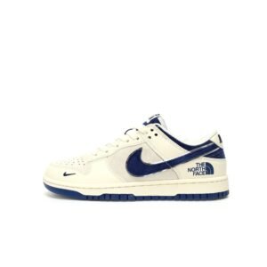 【AT3282】The North Face x Nike 经典でレトロなスタイル、The North FaceとNikeのコラボレーションシューズ、Nike Dunk Low Retroが北面CDGカラーで白と青を組み合わせたローカットのカジュアルスポーツシューズ。