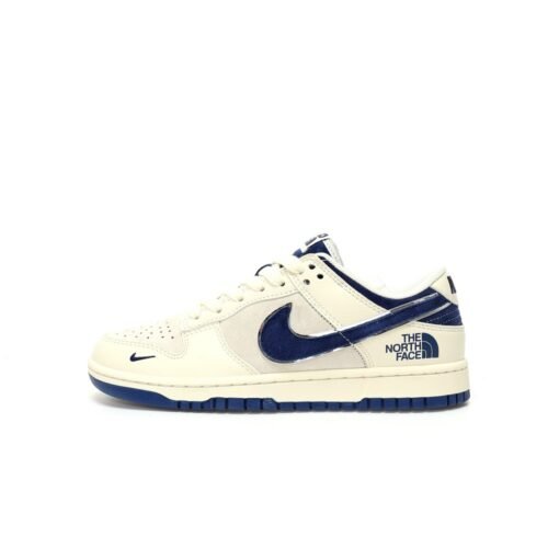 【AT3282】The North Face x Nike 经典でレトロなスタイル、The North FaceとNikeのコラボレーションシューズ、Nike Dunk Low Retroが北面CDGカラーで白と青を組み合わせたローカットのカジュアルスポーツシューズ。