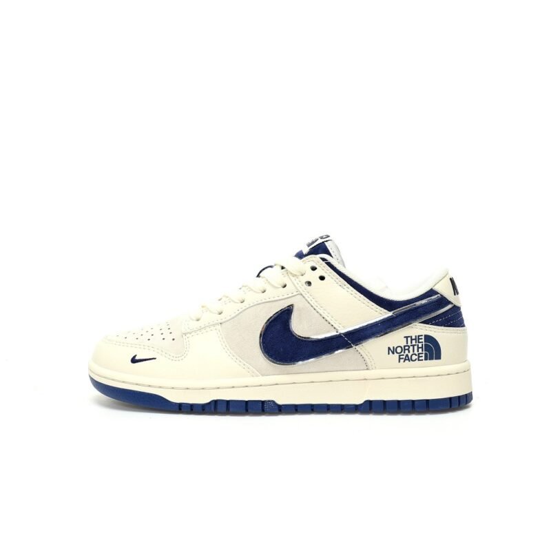 【AT3282】The North Face x Nike 经典でレトロなスタイル、The North FaceとNikeのコラボレーションシューズ、Nike Dunk Low Retroが北面CDGカラーで白と青を組み合わせたローカットのカジュアルスポーツシューズ。