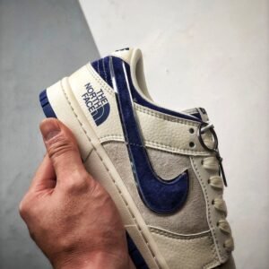 【AT3282】The North Face x Nike 经典でレトロなスタイル、The North FaceとNikeのコラボレーションシューズ、Nike Dunk Low Retroが北面CDGカラーで白と青を組み合わせたローカットのカジュアルスポーツシューズ。