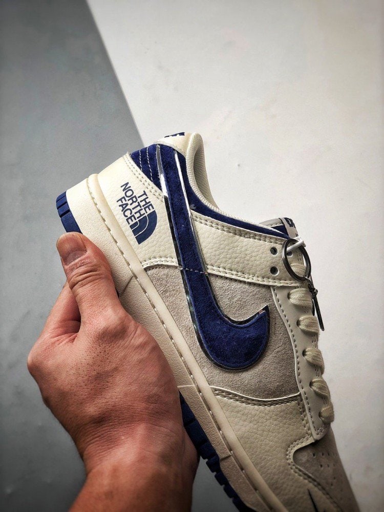 【AT3282】The North Face x Nike 经典でレトロなスタイル、The North FaceとNikeのコラボレーションシューズ、Nike Dunk Low Retroが北面CDGカラーで白と青を組み合わせたローカットのカジュアルスポーツシューズ。