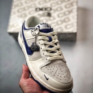 【AT3282】The North Face x Nike 经典でレトロなスタイル、The North FaceとNikeのコラボレーションシューズ、Nike Dunk Low Retroが北面CDGカラーで白と青を組み合わせたローカットのカジュアルスポーツシューズ。