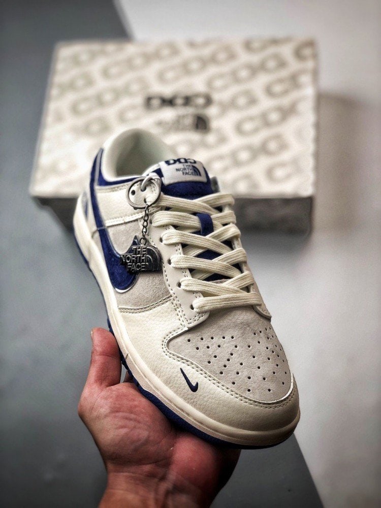 【AT3282】The North Face x Nike 经典でレトロなスタイル、The North FaceとNikeのコラボレーションシューズ、Nike Dunk Low Retroが北面CDGカラーで白と青を組み合わせたローカットのカジュアルスポーツシューズ。