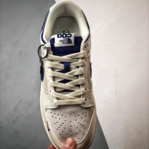 【AT3282】The North Face x Nike 经典でレトロなスタイル、The North FaceとNikeのコラボレーションシューズ、Nike Dunk Low Retroが北面CDGカラーで白と青を組み合わせたローカットのカジュアルスポーツシューズ。