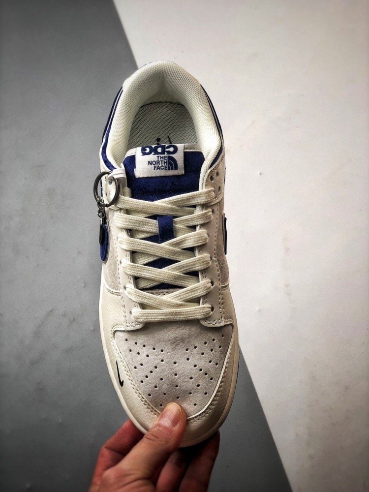 【AT3282】The North Face x Nike 经典でレトロなスタイル、The North FaceとNikeのコラボレーションシューズ、Nike Dunk Low Retroが北面CDGカラーで白と青を組み合わせたローカットのカジュアルスポーツシューズ。
