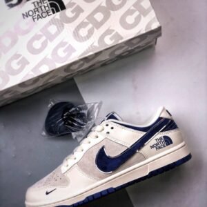 【AT3282】The North Face x Nike 经典でレトロなスタイル、The North FaceとNikeのコラボレーションシューズ、Nike Dunk Low Retroが北面CDGカラーで白と青を組み合わせたローカットのカジュアルスポーツシューズ。