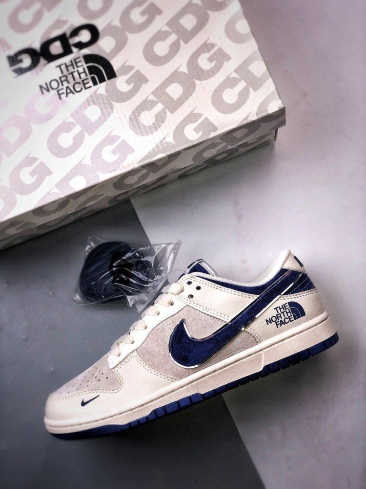 【AT3282】The North Face x Nike 经典でレトロなスタイル、The North FaceとNikeのコラボレーションシューズ、Nike Dunk Low Retroが北面CDGカラーで白と青を組み合わせたローカットのカジュアルスポーツシューズ。