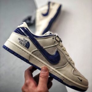 【AT3282】The North Face x Nike 经典でレトロなスタイル、The North FaceとNikeのコラボレーションシューズ、Nike Dunk Low Retroが北面CDGカラーで白と青を組み合わせたローカットのカジュアルスポーツシューズ。