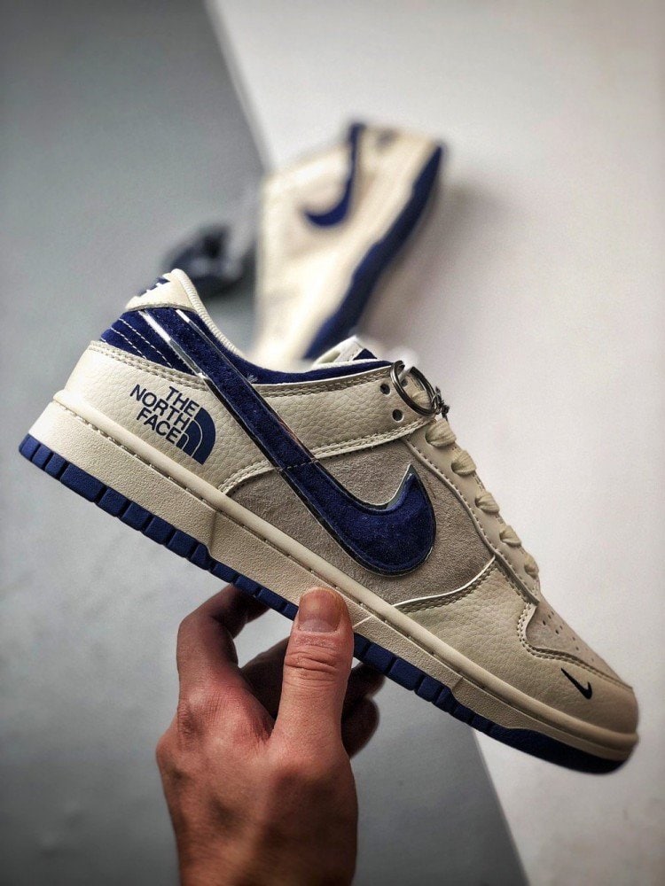 【AT3282】The North Face x Nike 经典でレトロなスタイル、The North FaceとNikeのコラボレーションシューズ、Nike Dunk Low Retroが北面CDGカラーで白と青を組み合わせたローカットのカジュアルスポーツシューズ。