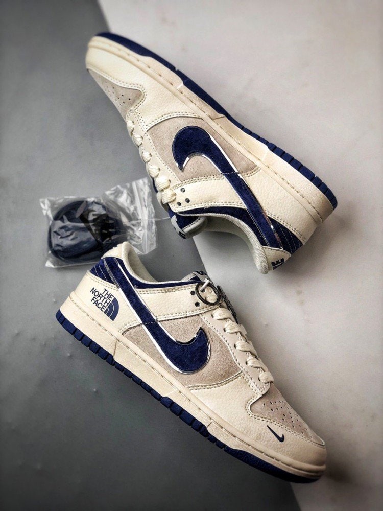 【AT3282】The North Face x Nike 经典でレトロなスタイル、The North FaceとNikeのコラボレーションシューズ、Nike Dunk Low Retroが北面CDGカラーで白と青を組み合わせたローカットのカジュアルスポーツシューズ。