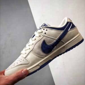 【AT3282】The North Face x Nike 经典でレトロなスタイル、The North FaceとNikeのコラボレーションシューズ、Nike Dunk Low Retroが北面CDGカラーで白と青を組み合わせたローカットのカジュアルスポーツシューズ。