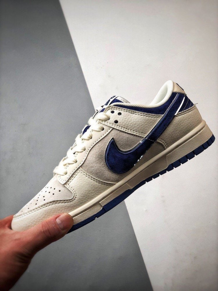 【AT3282】The North Face x Nike 经典でレトロなスタイル、The North FaceとNikeのコラボレーションシューズ、Nike Dunk Low Retroが北面CDGカラーで白と青を組み合わせたローカットのカジュアルスポーツシューズ。