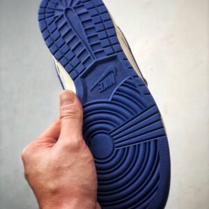 【AT3282】The North Face x Nike 经典でレトロなスタイル、The North FaceとNikeのコラボレーションシューズ、Nike Dunk Low Retroが北面CDGカラーで白と青を組み合わせたローカットのカジュアルスポーツシューズ。