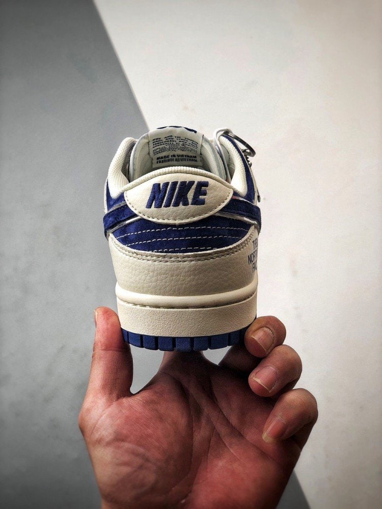 【AT3282】The North Face x Nike 经典でレトロなスタイル、The North FaceとNikeのコラボレーションシューズ、Nike Dunk Low Retroが北面CDGカラーで白と青を組み合わせたローカットのカジュアルスポーツシューズ。
