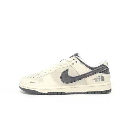 【AT3283】The North Face x Nikeコラボレーションのカジュアルスポーツシューズ、Nike Dunk Low Retro。CDGのクリームホワイトと深灰色のローカットカジュアルスポーツスニーカー。レトロなトレンド。
