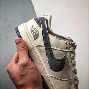 【AT3283】The North Face x Nikeコラボレーションのカジュアルスポーツシューズ、Nike Dunk Low Retro。CDGのクリームホワイトと深灰色のローカットカジュアルスポーツスニーカー。レトロなトレンド。