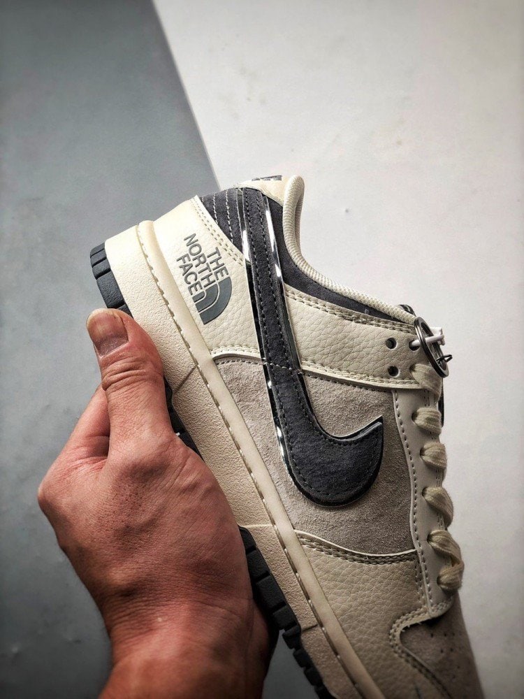 【AT3283】The North Face x Nikeコラボレーションのカジュアルスポーツシューズ、Nike Dunk Low Retro。CDGのクリームホワイトと深灰色のローカットカジュアルスポーツスニーカー。レトロなトレンド。