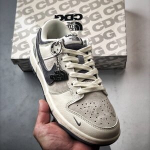 【AT3283】The North Face x Nikeコラボレーションのカジュアルスポーツシューズ、Nike Dunk Low Retro。CDGのクリームホワイトと深灰色のローカットカジュアルスポーツスニーカー。レトロなトレンド。