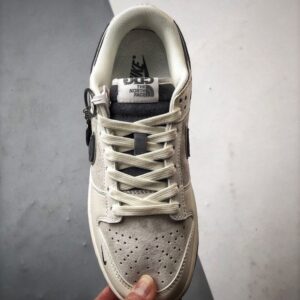 【AT3283】The North Face x Nikeコラボレーションのカジュアルスポーツシューズ、Nike Dunk Low Retro。CDGのクリームホワイトと深灰色のローカットカジュアルスポーツスニーカー。レトロなトレンド。