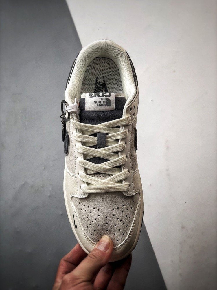 【AT3283】The North Face x Nikeコラボレーションのカジュアルスポーツシューズ、Nike Dunk Low Retro。CDGのクリームホワイトと深灰色のローカットカジュアルスポーツスニーカー。レトロなトレンド。