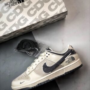 【AT3283】The North Face x Nikeコラボレーションのカジュアルスポーツシューズ、Nike Dunk Low Retro。CDGのクリームホワイトと深灰色のローカットカジュアルスポーツスニーカー。レトロなトレンド。