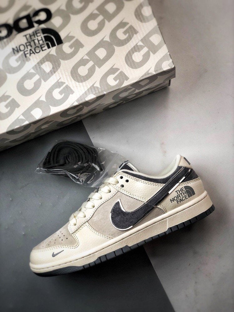 【AT3283】The North Face x Nikeコラボレーションのカジュアルスポーツシューズ、Nike Dunk Low Retro。CDGのクリームホワイトと深灰色のローカットカジュアルスポーツスニーカー。レトロなトレンド。