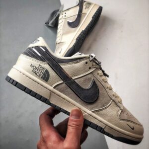 【AT3283】The North Face x Nikeコラボレーションのカジュアルスポーツシューズ、Nike Dunk Low Retro。CDGのクリームホワイトと深灰色のローカットカジュアルスポーツスニーカー。レトロなトレンド。