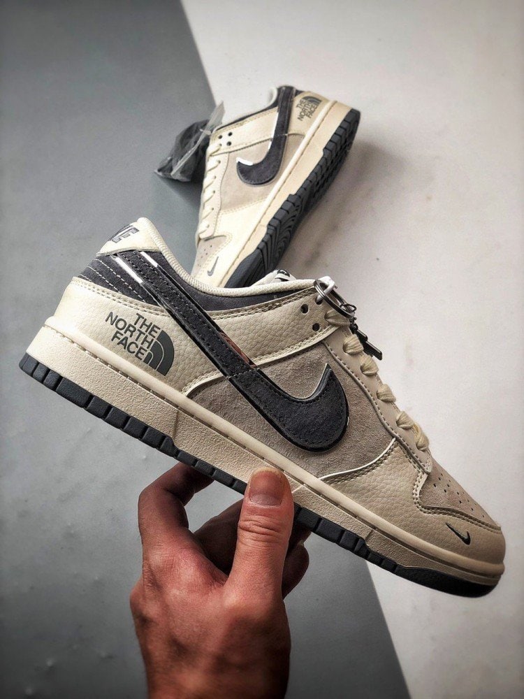 【AT3283】The North Face x Nikeコラボレーションのカジュアルスポーツシューズ、Nike Dunk Low Retro。CDGのクリームホワイトと深灰色のローカットカジュアルスポーツスニーカー。レトロなトレンド。