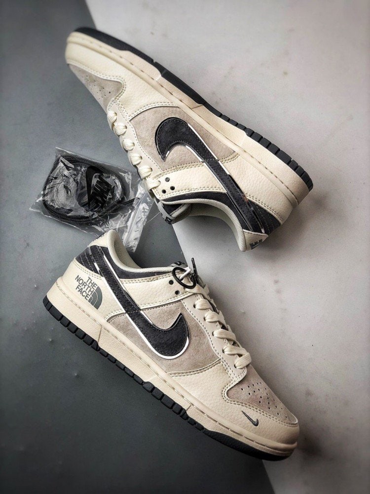 【AT3283】The North Face x Nikeコラボレーションのカジュアルスポーツシューズ、Nike Dunk Low Retro。CDGのクリームホワイトと深灰色のローカットカジュアルスポーツスニーカー。レトロなトレンド。
