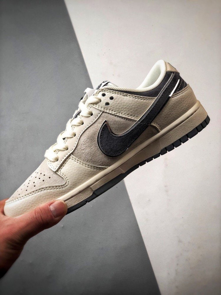 【AT3283】The North Face x Nikeコラボレーションのカジュアルスポーツシューズ、Nike Dunk Low Retro。CDGのクリームホワイトと深灰色のローカットカジュアルスポーツスニーカー。レトロなトレンド。