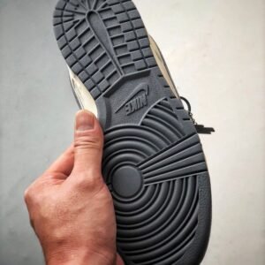 【AT3283】The North Face x Nikeコラボレーションのカジュアルスポーツシューズ、Nike Dunk Low Retro。CDGのクリームホワイトと深灰色のローカットカジュアルスポーツスニーカー。レトロなトレンド。