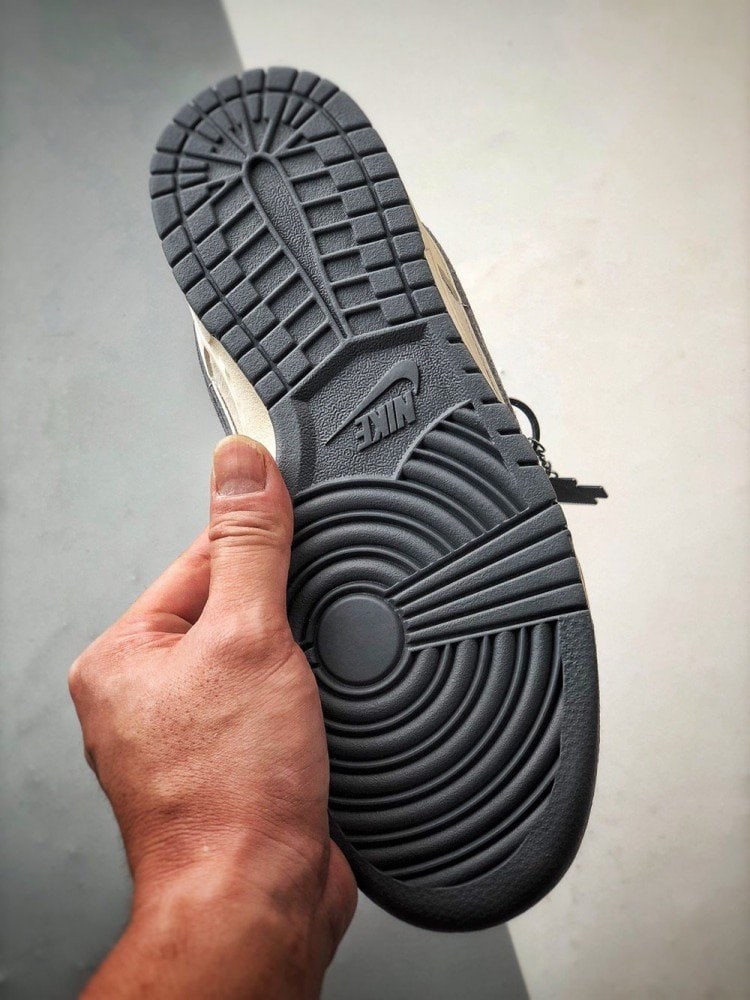 【AT3283】The North Face x Nikeコラボレーションのカジュアルスポーツシューズ、Nike Dunk Low Retro。CDGのクリームホワイトと深灰色のローカットカジュアルスポーツスニーカー。レトロなトレンド。
