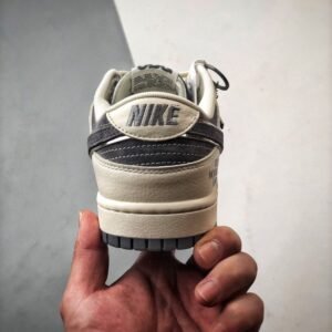 【AT3283】The North Face x Nikeコラボレーションのカジュアルスポーツシューズ、Nike Dunk Low Retro。CDGのクリームホワイトと深灰色のローカットカジュアルスポーツスニーカー。レトロなトレンド。