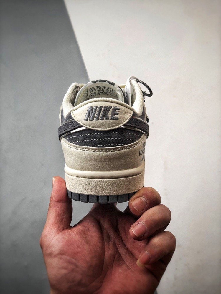【AT3283】The North Face x Nikeコラボレーションのカジュアルスポーツシューズ、Nike Dunk Low Retro。CDGのクリームホワイトと深灰色のローカットカジュアルスポーツスニーカー。レトロなトレンド。
