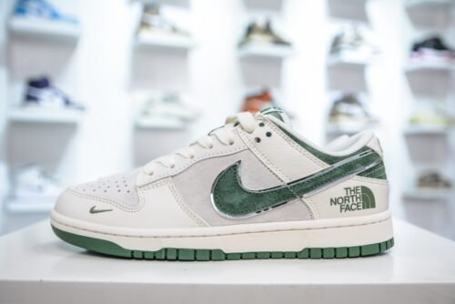【AT3284】The North Face x Nikeのクラシックコラボレーションスポーツシューズ、Nike Dunk Low Retro North Face CDGミックスレザー アイボリー/グリーン ローカットカジュアルスポーツシューズ