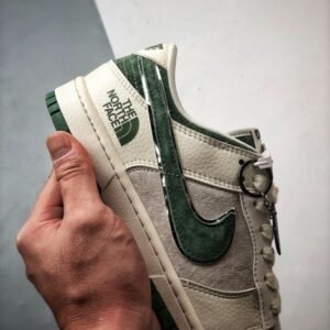 【AT3284】The North Face x Nikeのクラシックコラボレーションスポーツシューズ、Nike Dunk Low Retro North Face CDGミックスレザー アイボリー/グリーン ローカットカジュアルスポーツシューズ